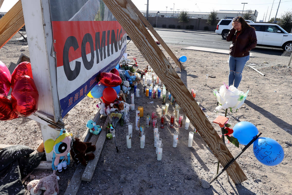 Rosalina Felix, de North Las Vegas, en el monumento a las víctimas del accidente de seis vehí ...