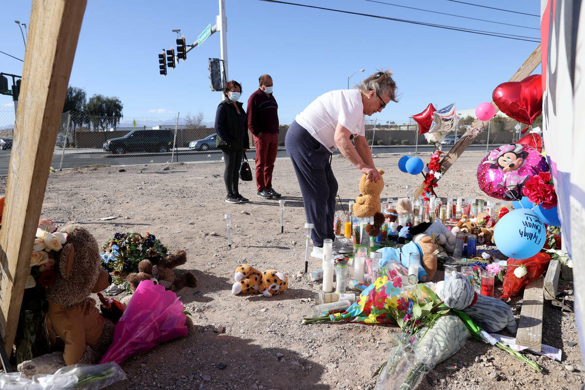 Diane Clawson, de North Las Vegas, sustituye los objetos que se volaron en el monumento a las v ...