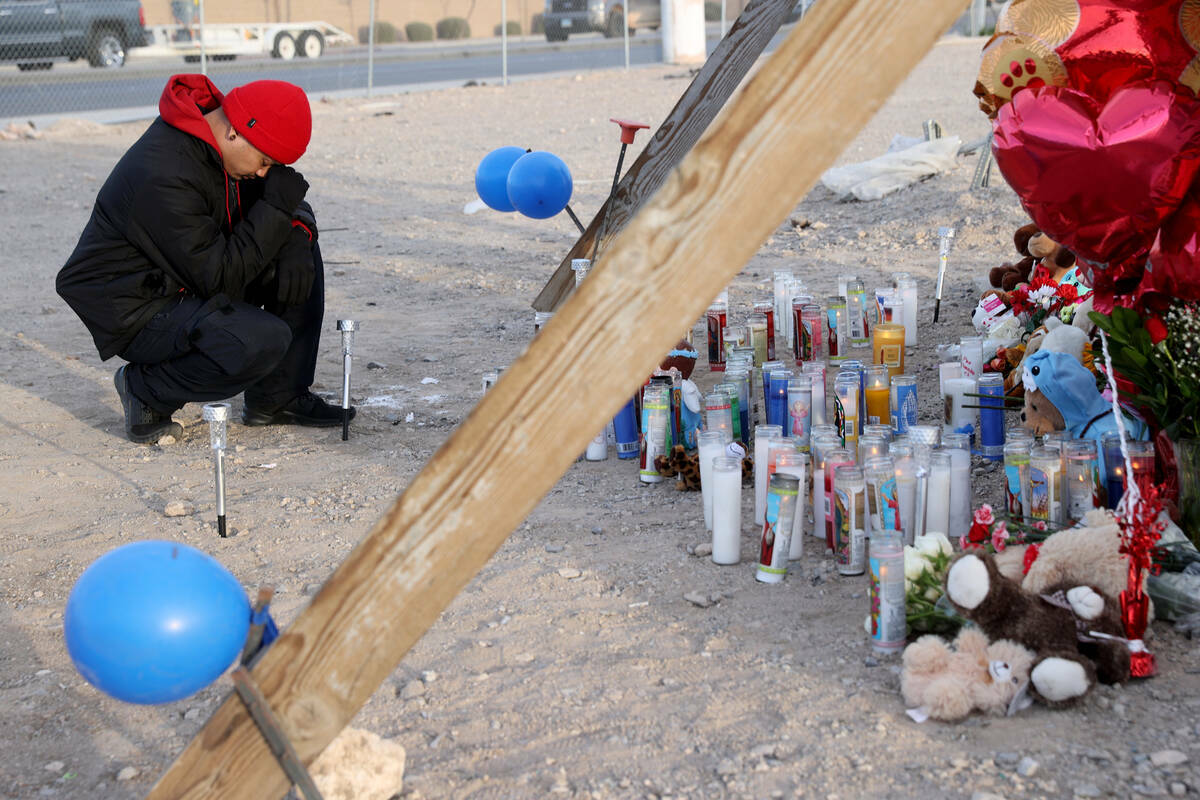 Joseph Dollopac, de North Las Vegas, reza en el monumento a las víctimas del accidente de seis ...