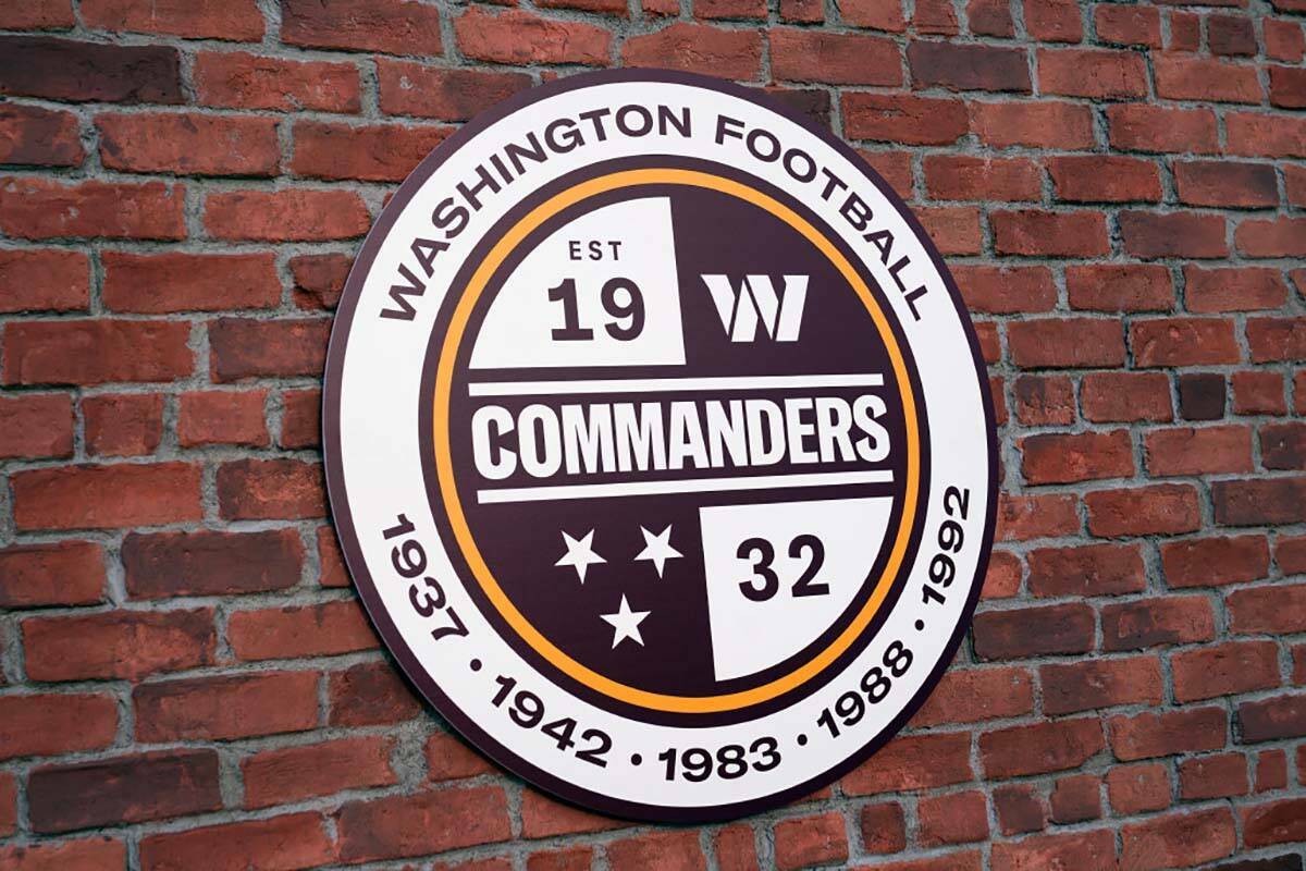 Se muestra un letrero de los Washington Commanders mientras desvelan la nueva identidad de su e ...