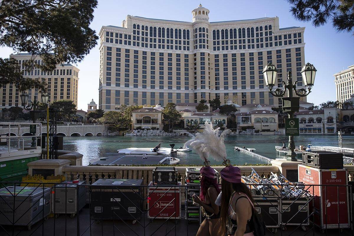 Preparativos toman lugar en las fuentes del Bellagio en Las Vegas antes de los eventos del NHL ...