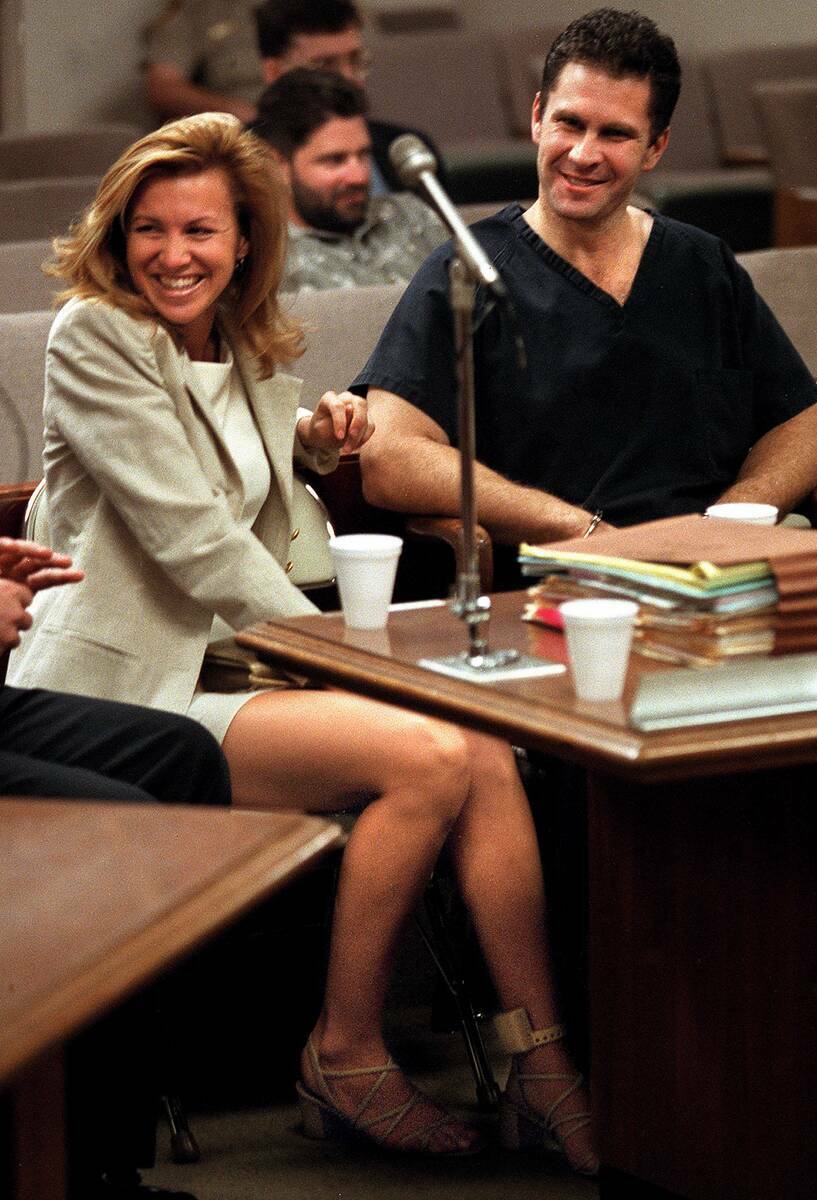 Sandy Murphy, sentada junto al coacusado Rick Tabish en el Tribunal de Justicia en agosto de 19 ...