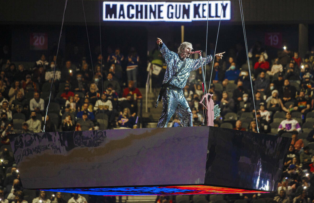 Machine Gun Kelly se presenta durante el "NHL All-Star" el sábado 5 de febrero de 2022, en T-M ...