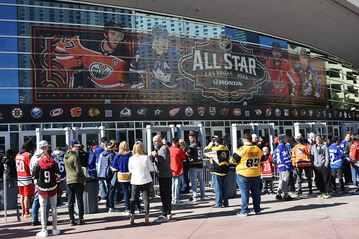 Aficionados hacen fila para ingresar al "Juego de Estrellas" de la NHL, el sábado 5 de febrero ...