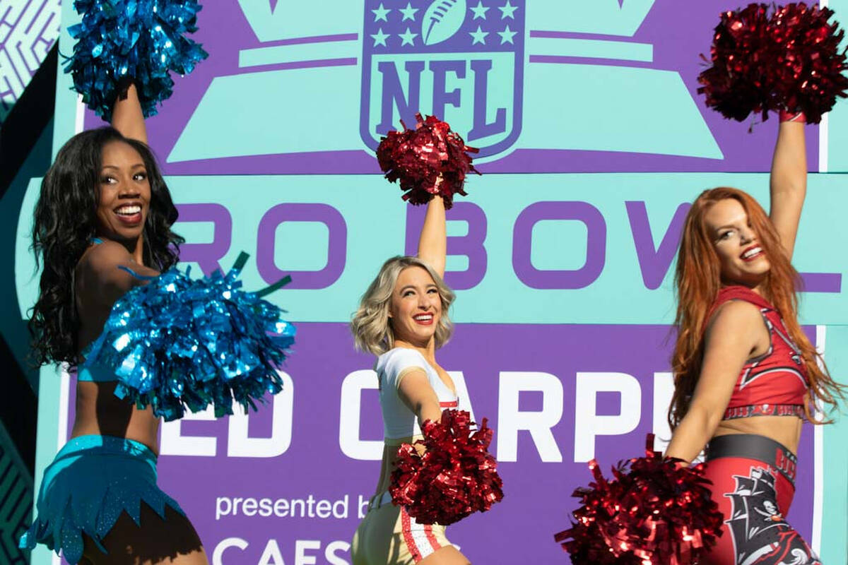 Las porristas de la NFL bailan en la alfombra roja durante las festividades previas al Pro Bowl ...