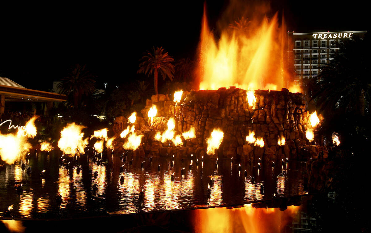 El volcán del hotel-casino The Mirage explota con pirotecnia durante la inauguración de la at ...