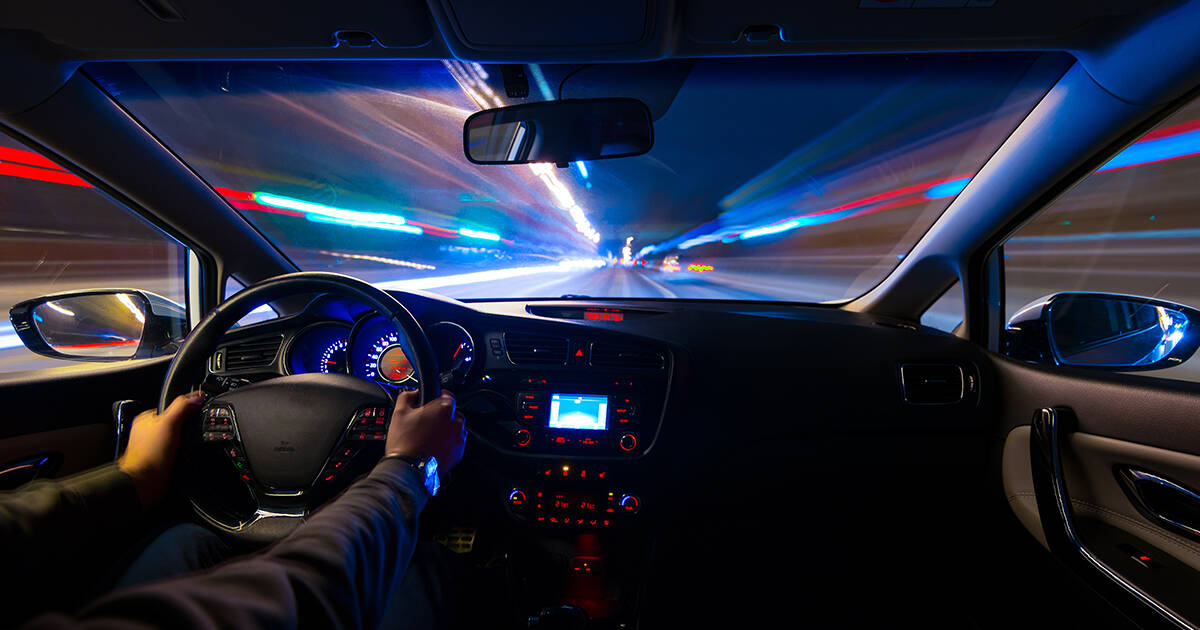 El manejar a alta velocidad pudiera quitarle la vida a usted y a otros conductores. [Foto Corte ...