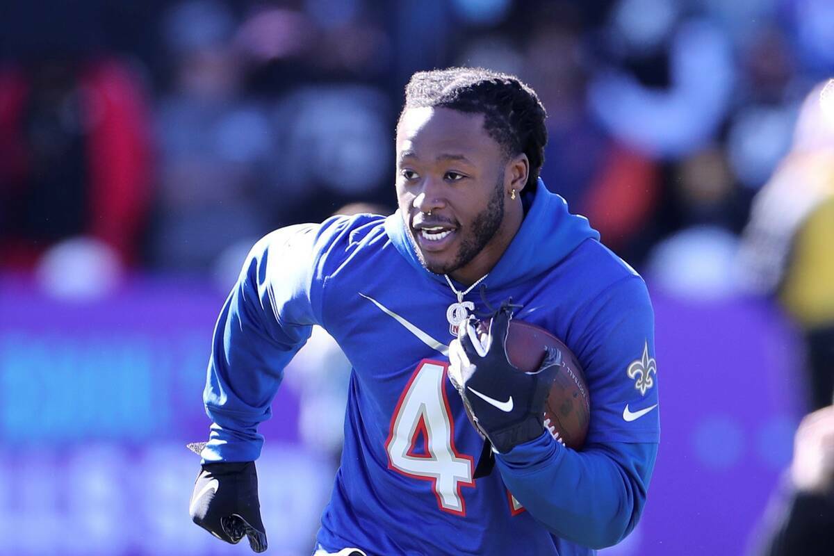 Alvin Kamara, de los New Orleans Saints, corre con el balón durante el entrenamiento de fútbo ...