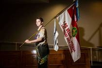 Cash Karlen, de la Tropa 912 de Boy Scouts, posa para un retrato antes de ser reconocido por ha ...