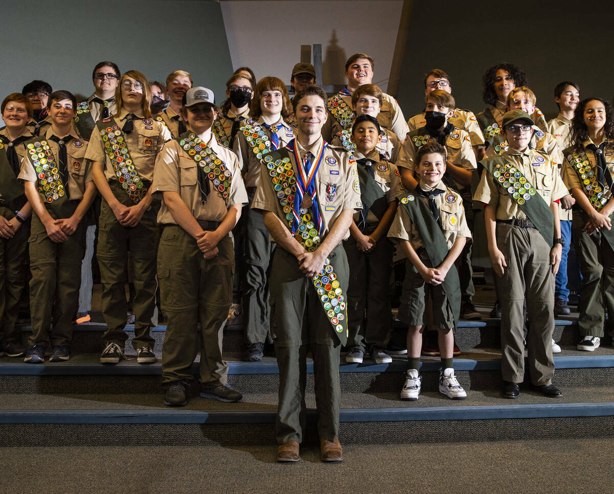Cash Karlen, de la Tropa 912 de Boy Scouts, en el centro, posa para un retrato con sus compañe ...