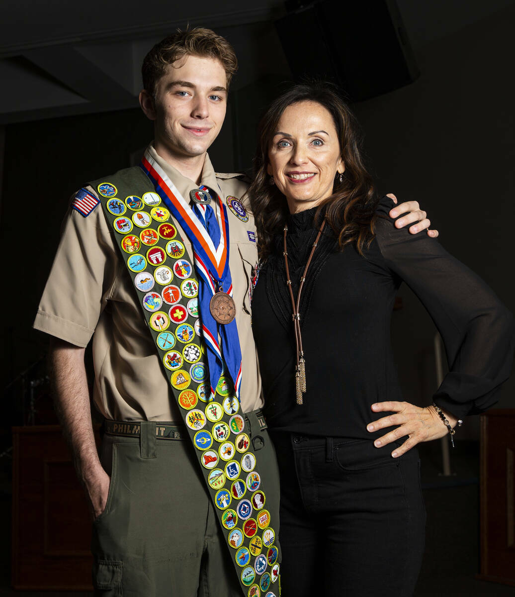 Cash Karlen, de la Tropa 912 de Boy Scouts, posa para un retrato con su madre, Stacey Tyler, an ...