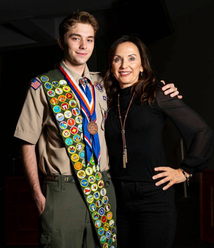Cash Karlen, de la Tropa 912 de Boy Scouts, posa para un retrato con su madre, Stacey Tyler, an ...