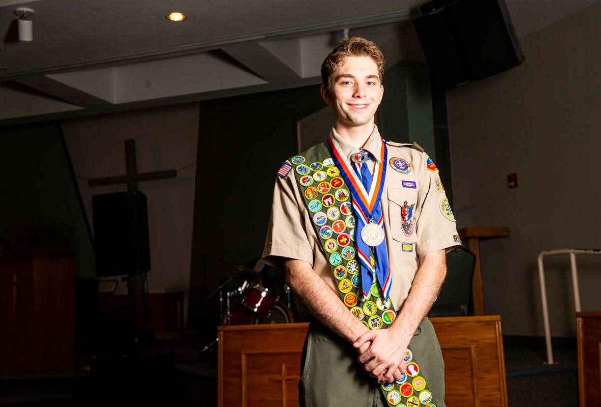 Cash Karlen, de la Tropa 912 de Boy Scouts, posa para un retrato antes de ser reconocido por ha ...