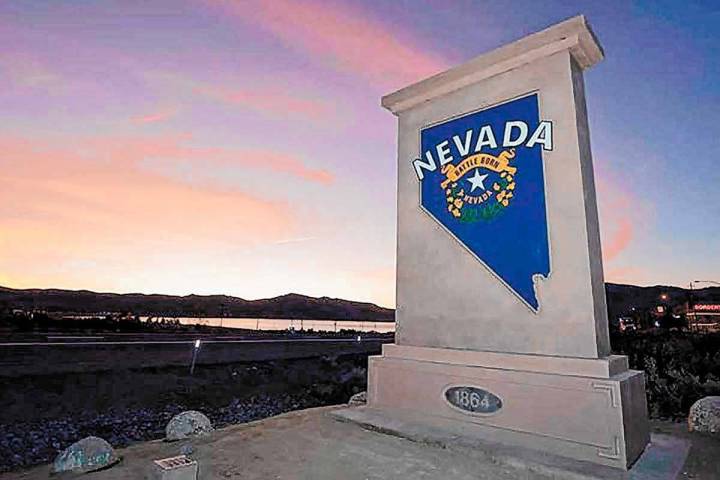 Un letrero de monumento "Bienvenido a Nevada" similar a la que se muestra a lo largo de la carr ...