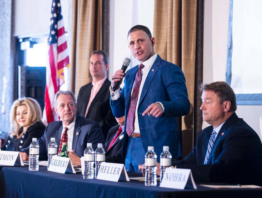 Los candidatos republicanos a gobernador de Nevada, Michele Fiore, a la izquierda, el alcalde d ...