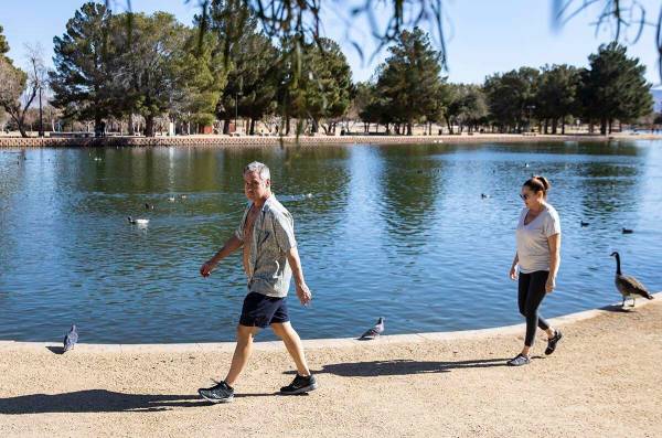 Brian Patterson y su esposa Tammy, de Las Vegas, pasean por el estanque del Sunset Park el mié ...