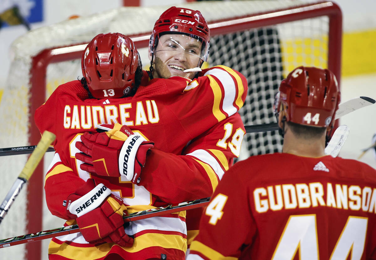 Johnny Gaudreau, de los Calgary Flames, a la izquierda, celebra su gol con su compañero Matthe ...