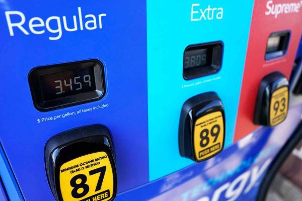 El precio de la gasolina en una estación Mobil en Vernon Hills, Illinois, el viernes 11 de jun ...