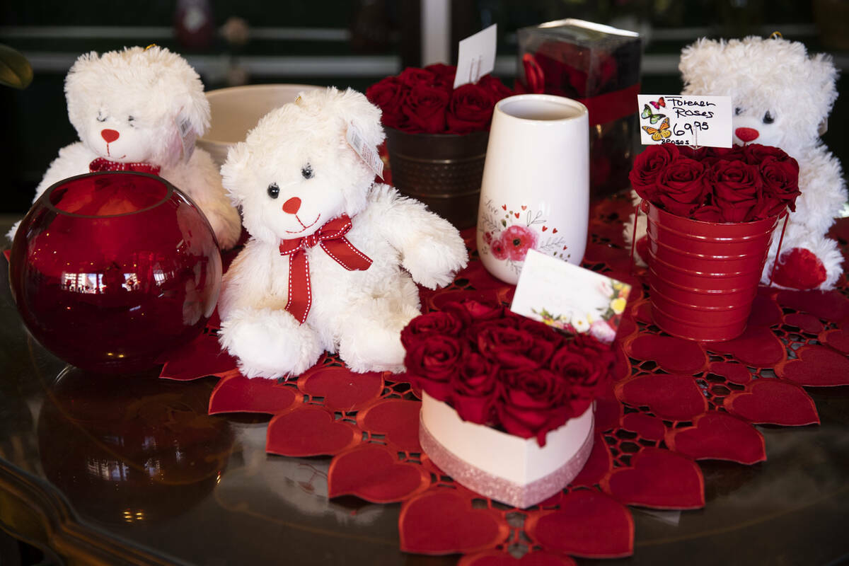Regalos de San Valentín en DiBella Flowers & Gifts de Las Vegas en febrero de 2021. (Erik Verd ...