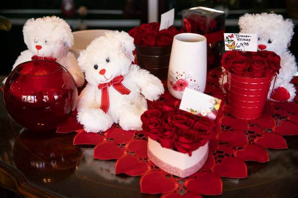 Regalos de San Valentín en DiBella Flowers & Gifts de Las Vegas en febrero de 2021. (Erik Verd ...