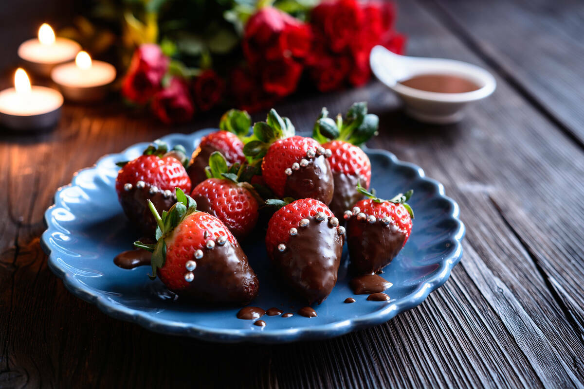 Deliciosas fresas cubiertas de chocolate, decoradas con chispas plateadas para el Día de San V ...