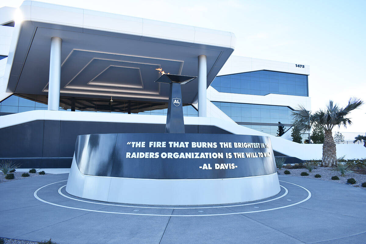El exterior de Raiders Headquarters and Intermountain Healthcare Performance Center, en Henders ...