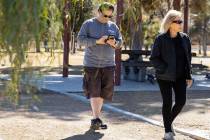 Una pareja, que no quiso dar su nombre, camina por Sunset Park el miércoles 9 de febrero de 20 ...