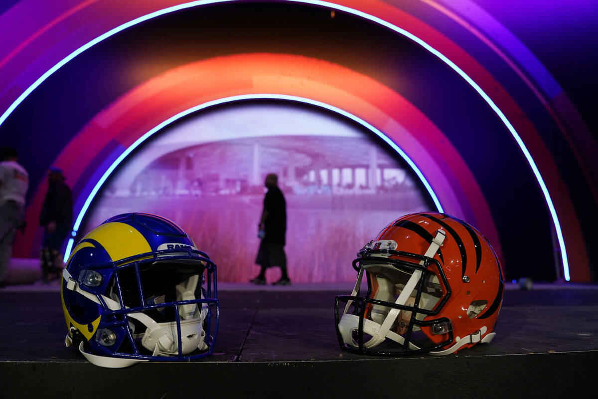 Los cascos de Los Angeles Rams y Cincinnati Bengals descansan en un escenario dentro de la NFL ...