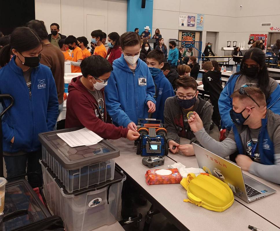 El equipo de robótica VEX IQ de la Academia de Ciencias Coral Las Vegas, Falcon Force, obtuvo ...