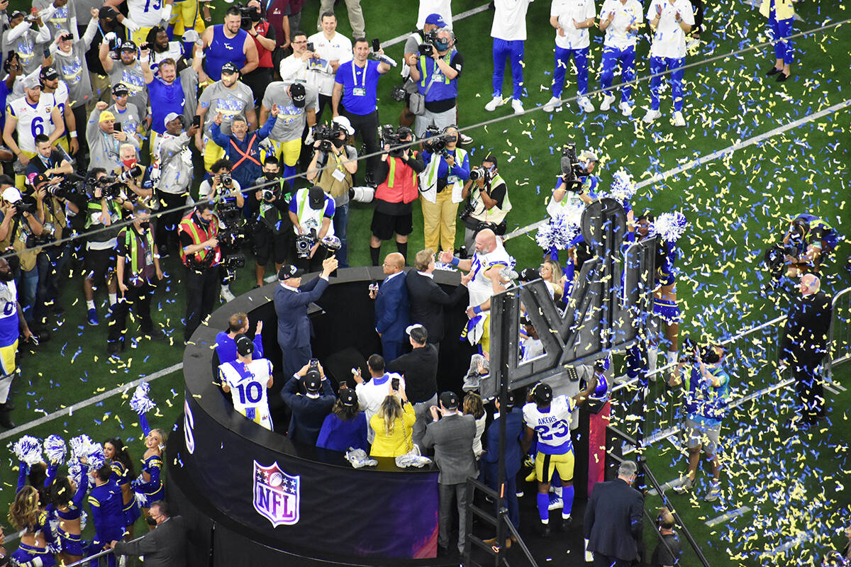 Jugadores de los Rams celebran después de obtener el título del Súper Tazón 56 de la NFL, e ...
