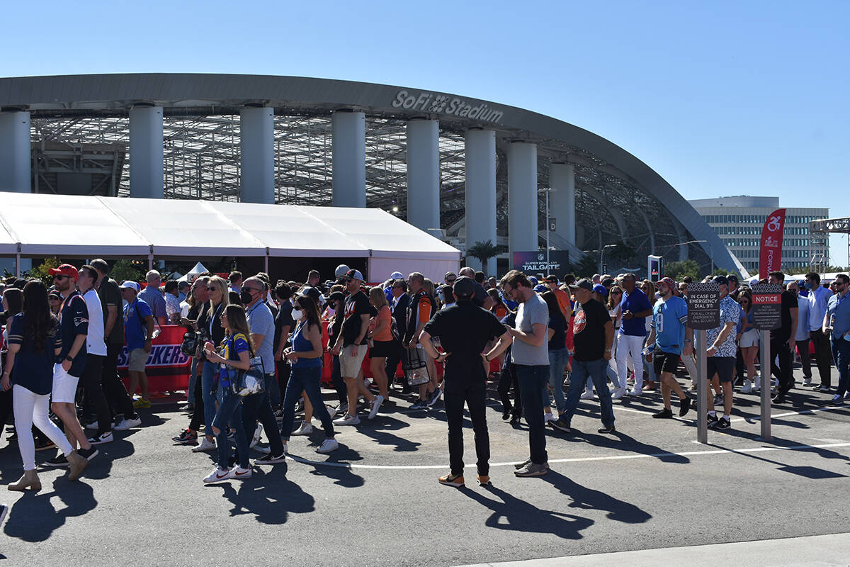 Miles de aficionados esperan para entrar al SoFi Stadium para presenciar el Súper Tazón 56 de ...