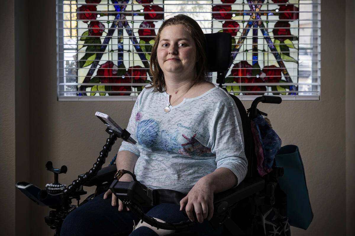 Emma Burkey sufrió un coágulo de sangre en el cerebro que la ha dejado en una silla de ruedas ...