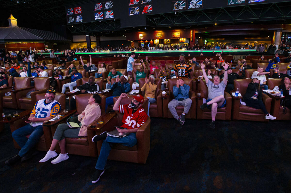 Aficionados al fútbol americano animan después de un touchdown de Cooper Kupp de Los Angeles ...