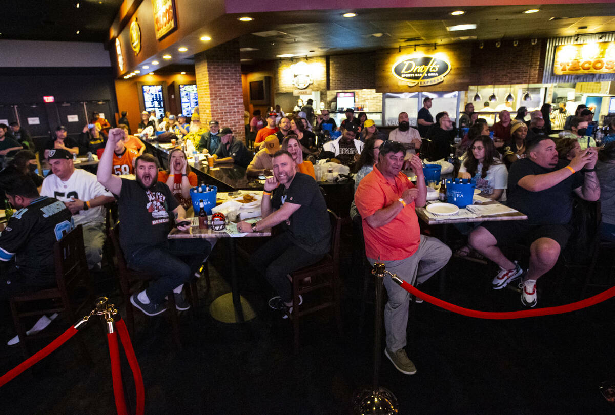 Asistentes animan a los Cincinnati Bengals al comienzo del Súper Tazón durante una fiesta de ...