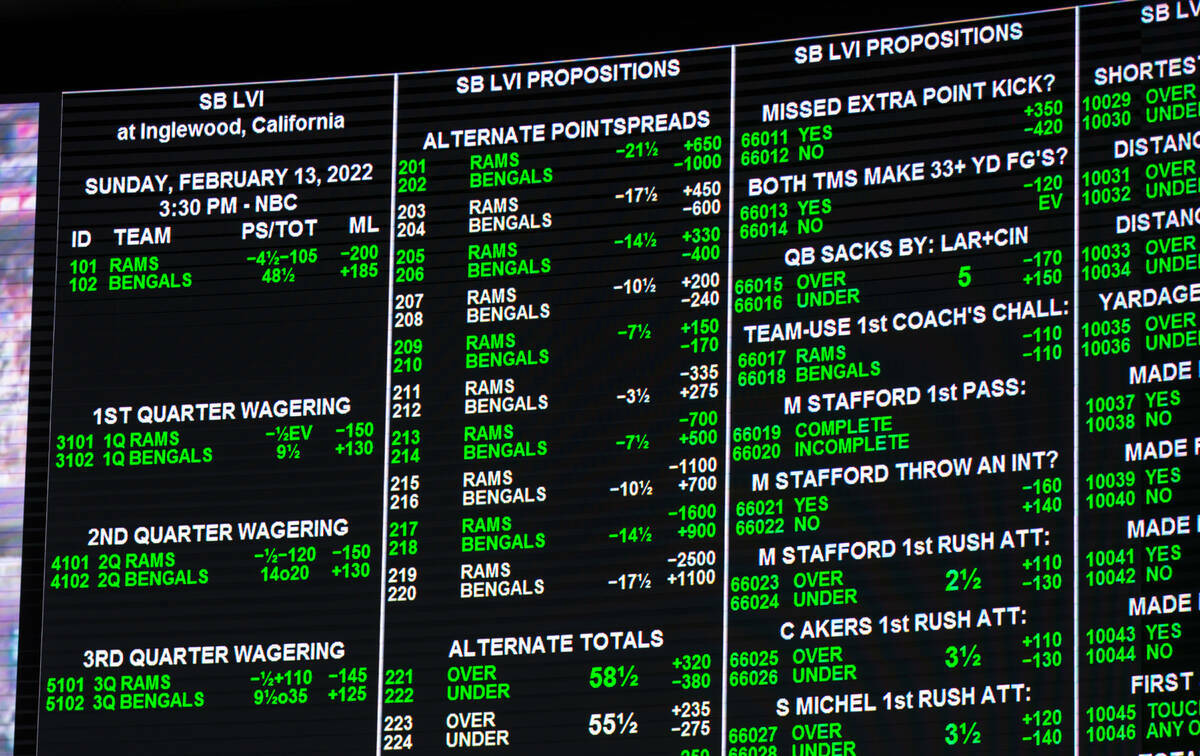 Apuestas justo antes del comienzo del Súper Tazón en el Westgate SuperBook el domingo 13 de f ...