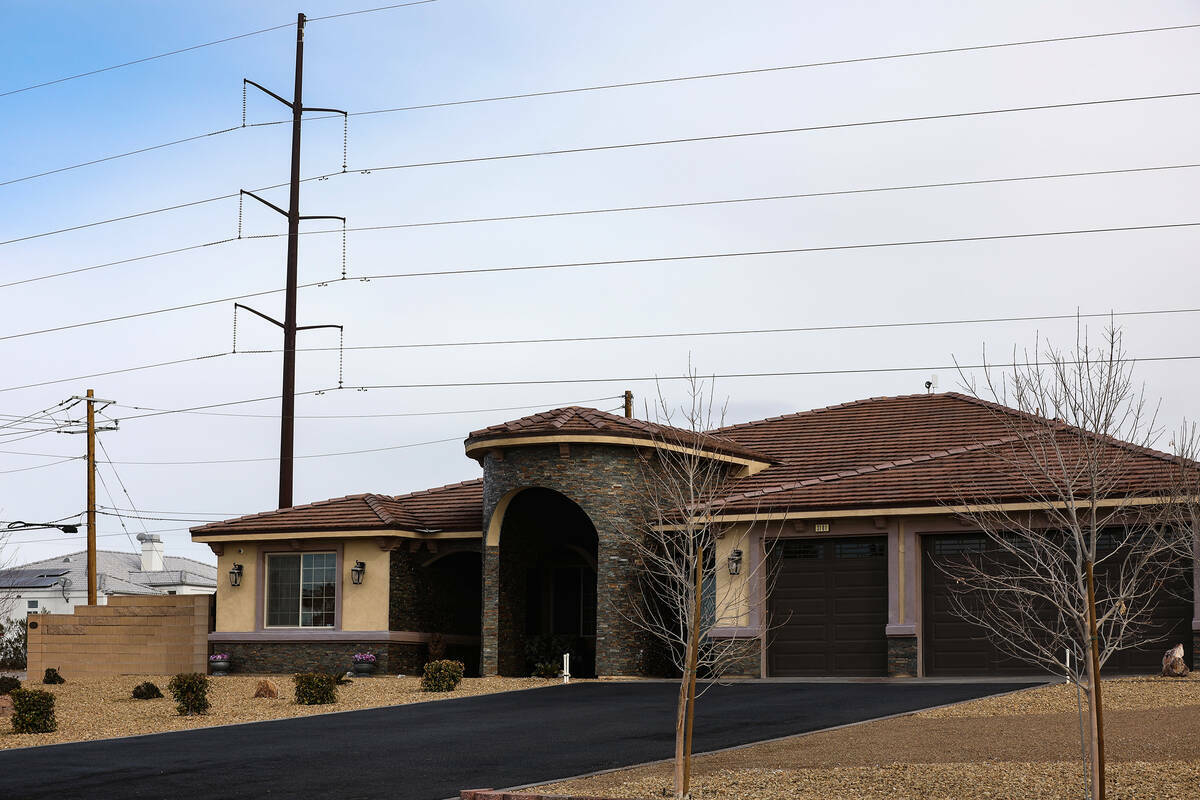 Se ven líneas eléctricas cerca de la casa que compró la ex directora general de la Valley El ...