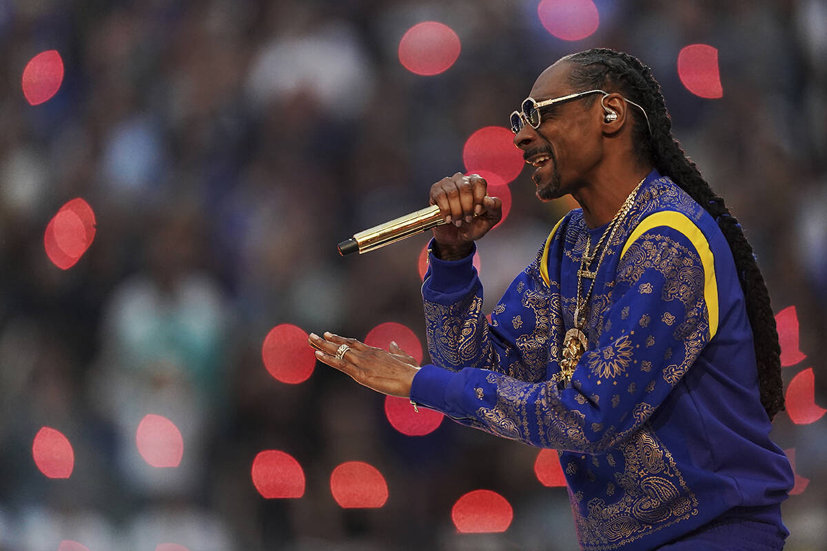 Snoop Dogg se presenta durante el medio tiempo del juego entre Los Ángeles Rams y Cincinnati B ...