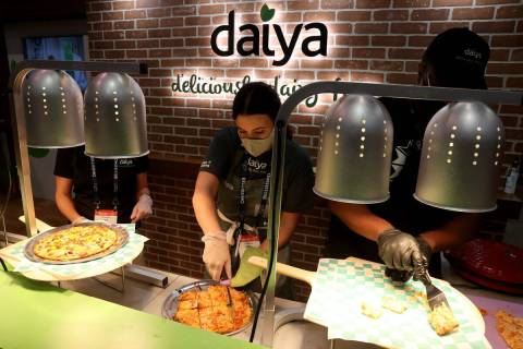 Katie Benford, de Daiya Foods, de Vancouver, Canadá, prepara muestras de pizza sin lácteos du ...