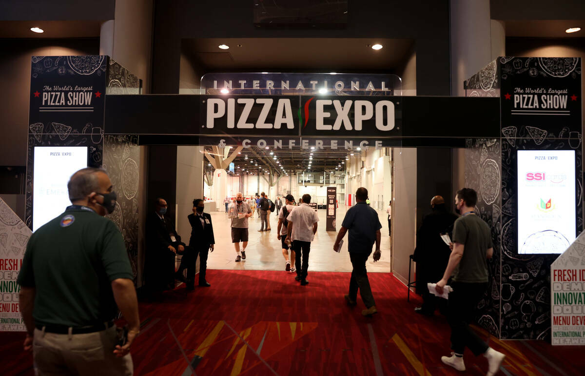 Asistentes caminan por el piso de la International Pizza Expo en el Las Vegas Convention Center ...