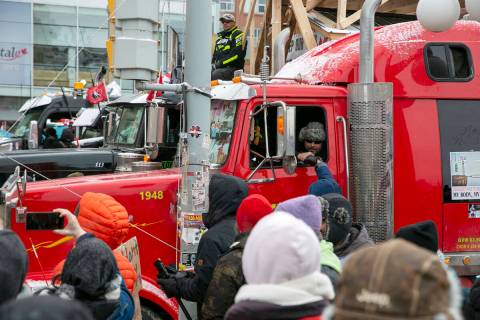 Conductores de camiones y otras personas protestan contra las restricciones de la pandemia de C ...