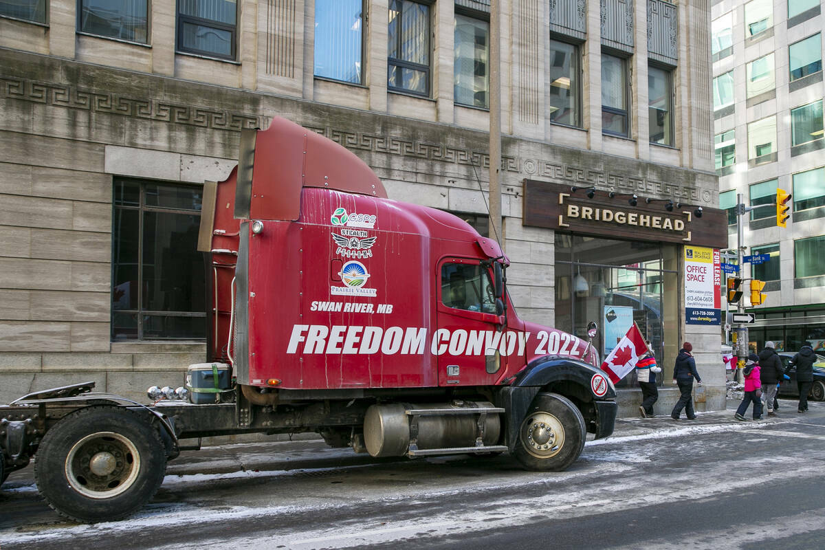 Las palabras "Freedom Convoy 2022" en un camión que forma parte de una manifestación contra l ...