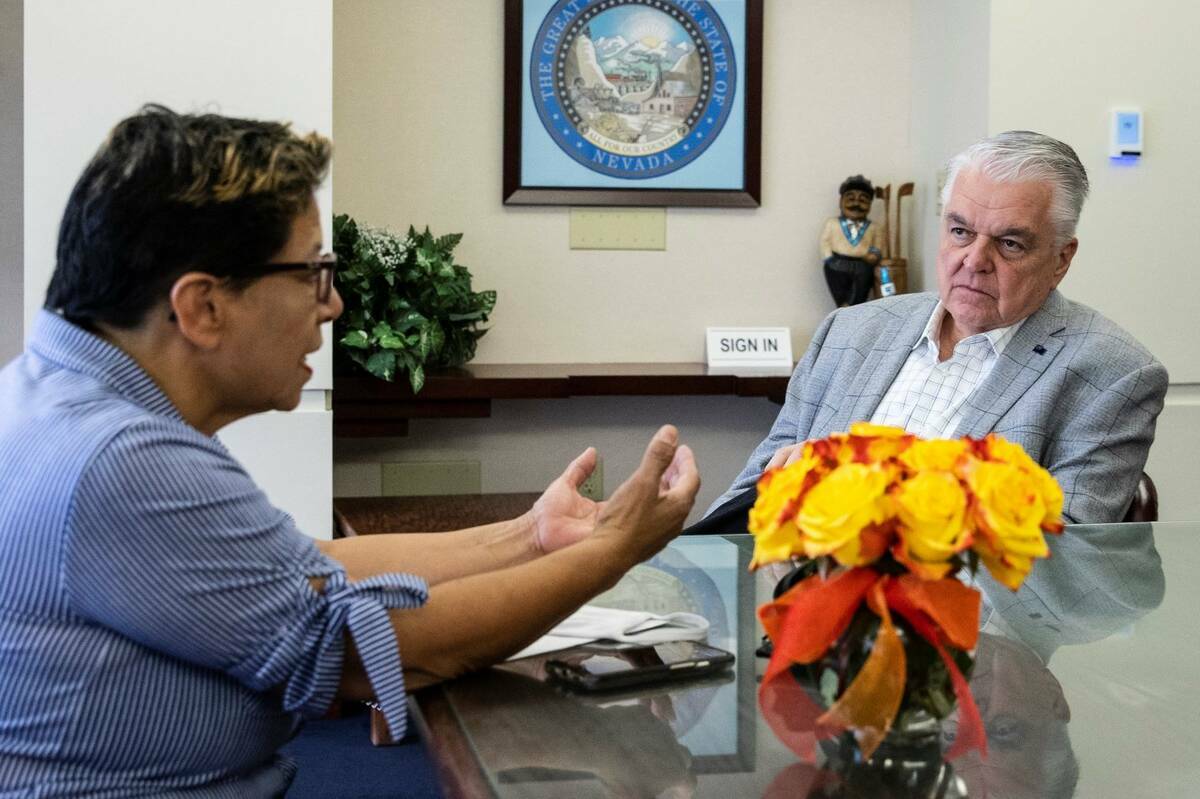 Irma Núñez, asistente de cuidados personales, habla con el gobernador Steve Sisolak durante s ...