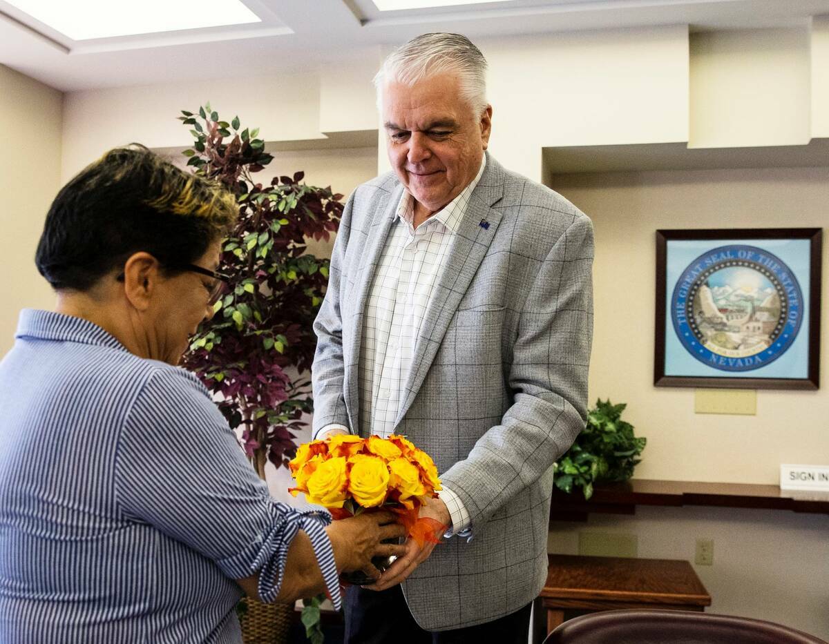 Irma Núñez, asistente de cuidados personales, recibe flores de San Valentín de manos del gob ...