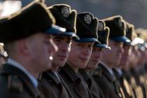Soldados de la guardia de honor asisten a una ceremonia para conmemorar el aniversario de la re ...