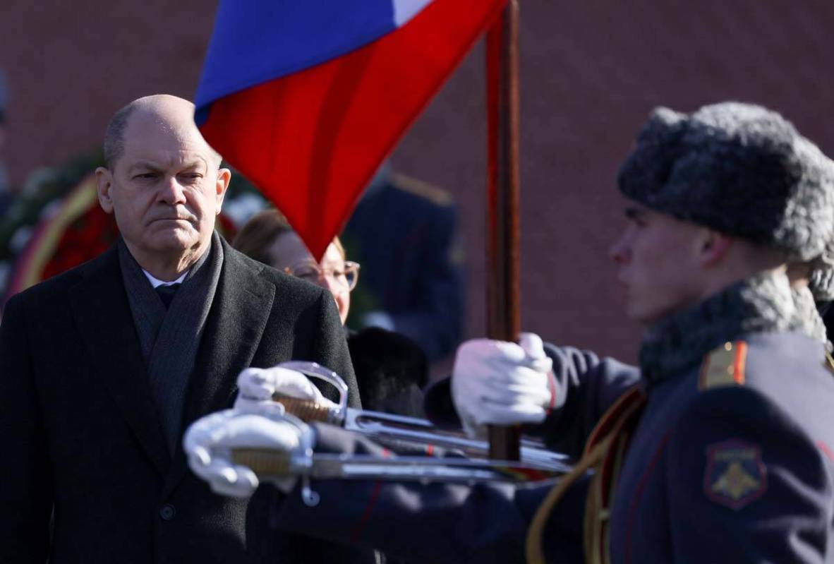 El canciller alemán Olaf Scholz asiste a una ceremonia de colocación de una corona de flores ...