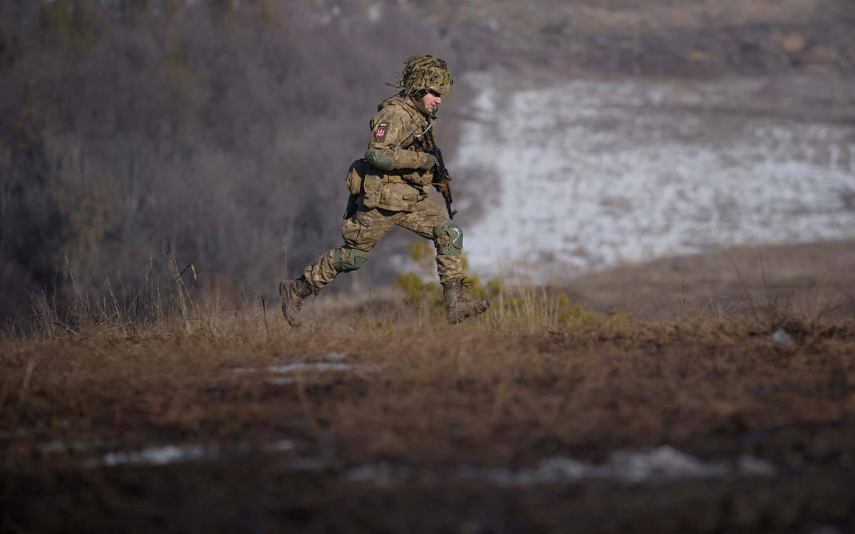 Un militar ucraniano corre por el campo durante un ejercicio de la Operación de Fuerzas Conjun ...