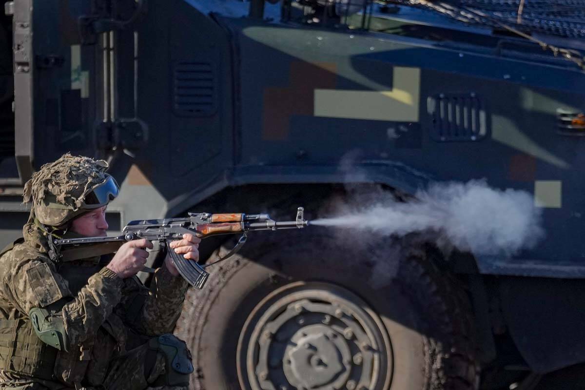 Un militar ucraniano dispara su arma durante un ejercicio de la Operación de Fuerzas Conjuntas ...