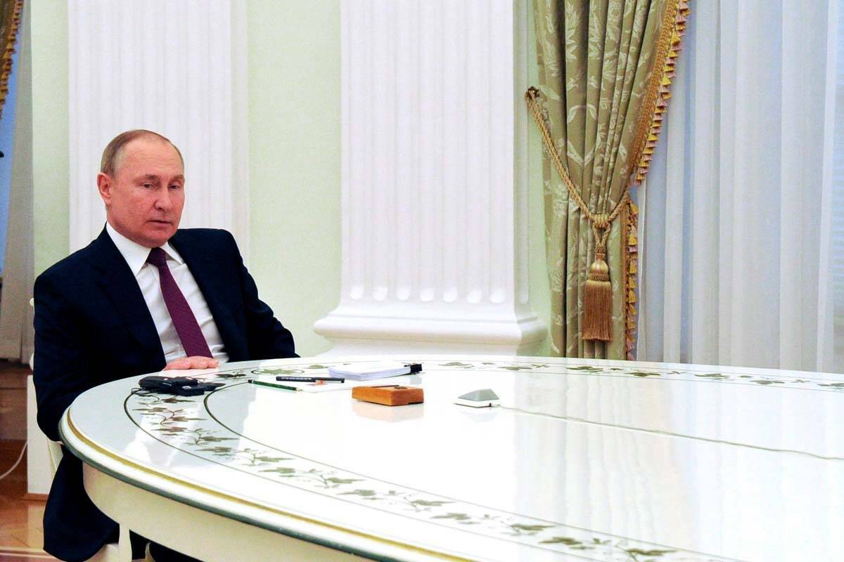 El presidente ruso Vladimir Putin habla con el canciller alemán Olaf Scholz durante sus conver ...