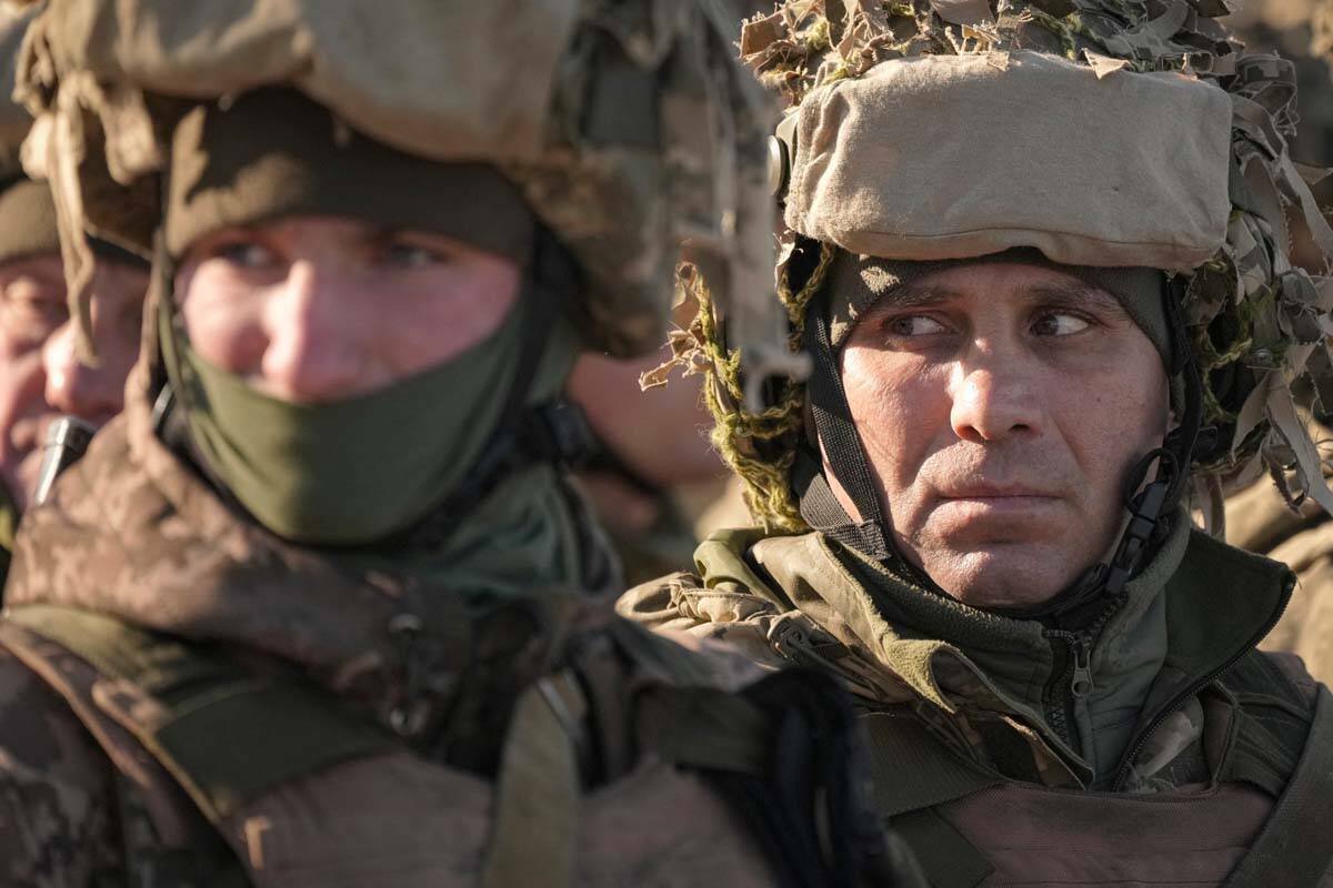 Militares ucranianos esperan en formación antes de un ejercicio de la Operación de Fuerzas Co ...