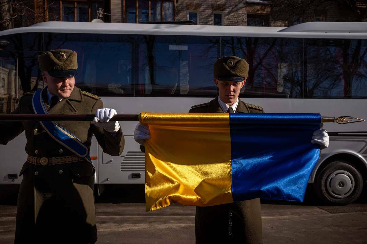 Soldados de la guardia de honor doblan una bandera ucraniana tras una ceremonia para conmemorar ...